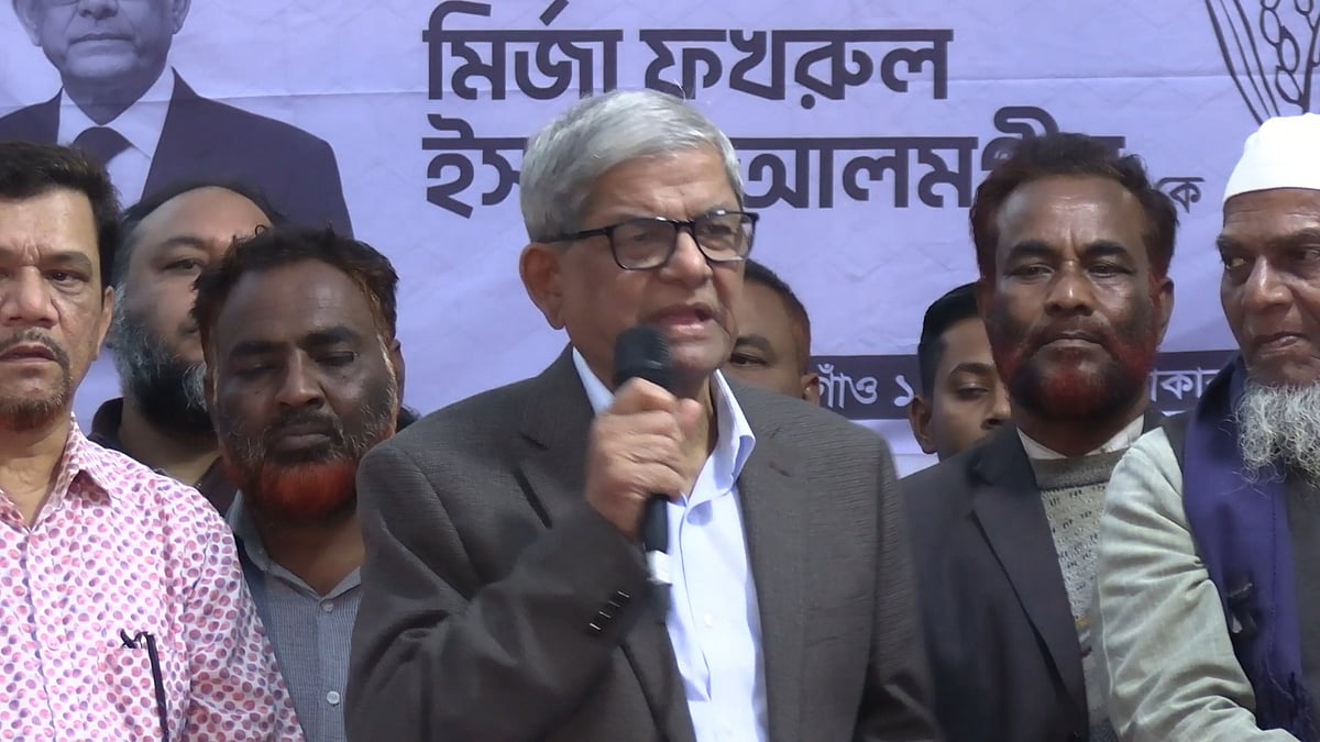 নির্বাচনী পথসভায় বিএনপির মহাসচিব মির্জা ফখরুল ইসলাম আলমগীর। শনিবার সন্ধ্যায় ঠাকুরগাঁও সদর উপজেলার শুকানপুখুরী ইউনিয়নের জাঠিভাঙ্গা উচ্চবিদ্যালয় মাঠে