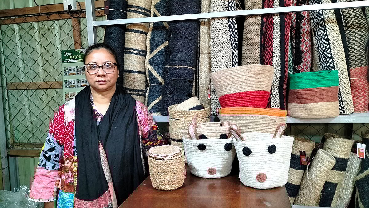 সুতার কাব্যে নিজ প্রতিষ্ঠানে সেলস সেন্টারে প্রতিষ্ঠাতা সিরাজুম মুনিরা। গত বৃহস্পতিবার দুপুরে তোলা ছবি