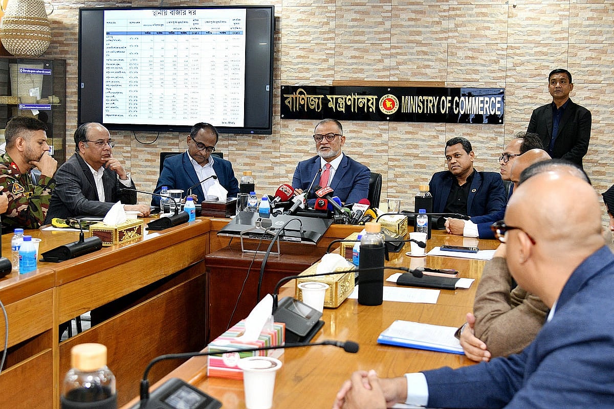 ‘আসন্ন রমজান উপলক্ষে নিত্যপ্রয়োজনীয় খাদ্যপণ্যের মূল্য ও বাজার পরিস্থিতি পর্যালোচনাবিষয়ক টাস্কফোর্সের বৈঠক শেষে সংবাদ সম্মেলনে বাণিজ্য উপদেষ্টা শেখ বশিরউদ্দীন বক্তব্য দেন