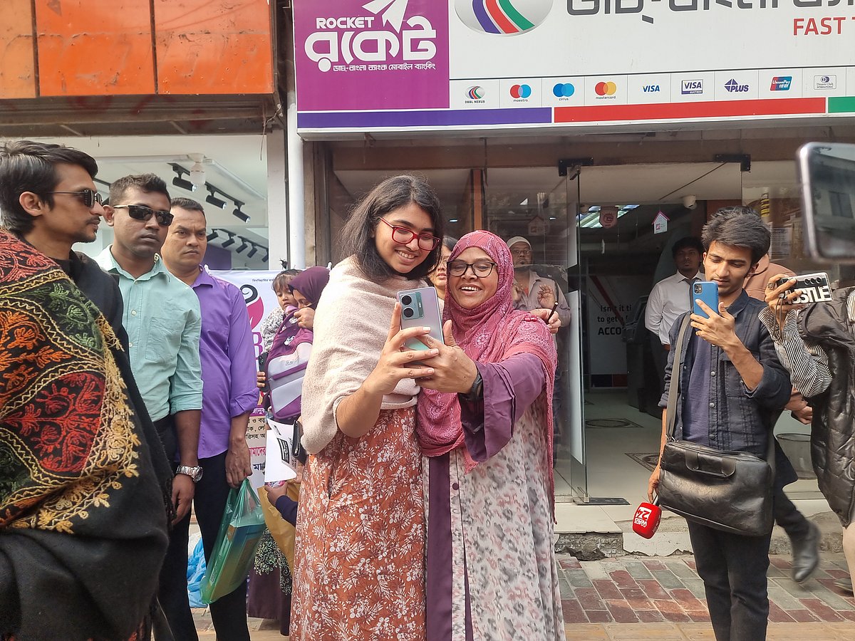 রাজধানীর খিলগাঁও মডেল হাইস্কুলের সামনে নির্বাচনী প্রচারে স্বতন্ত্র প্রার্থী তাসনিম জারা। এ সময় অনেকে তাঁর সঙ্গে সেলফি তোলেন। আজ রোববার দুপুরে