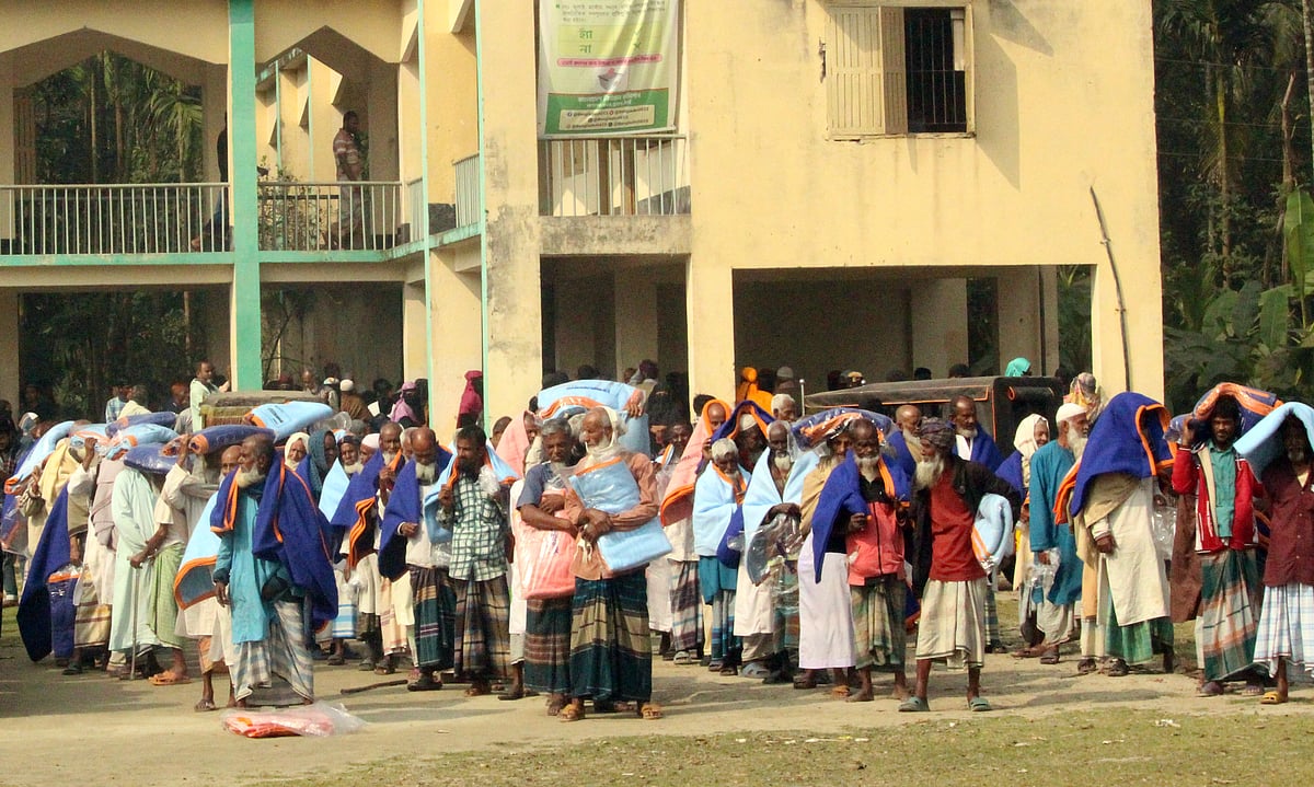 প্রথম আলো ট্রাস্টের উদ্যোগে ভোলার সদর উপজেলার রাজাপুর ইউনিয়নের দারোগারখাল এলাকায় পরিষদ চত্বরে রাজাপুর ও আশপাশের ২৫০ মানুষের মধ্যে কম্বল দেওয়া হয়। রোববার সকালে