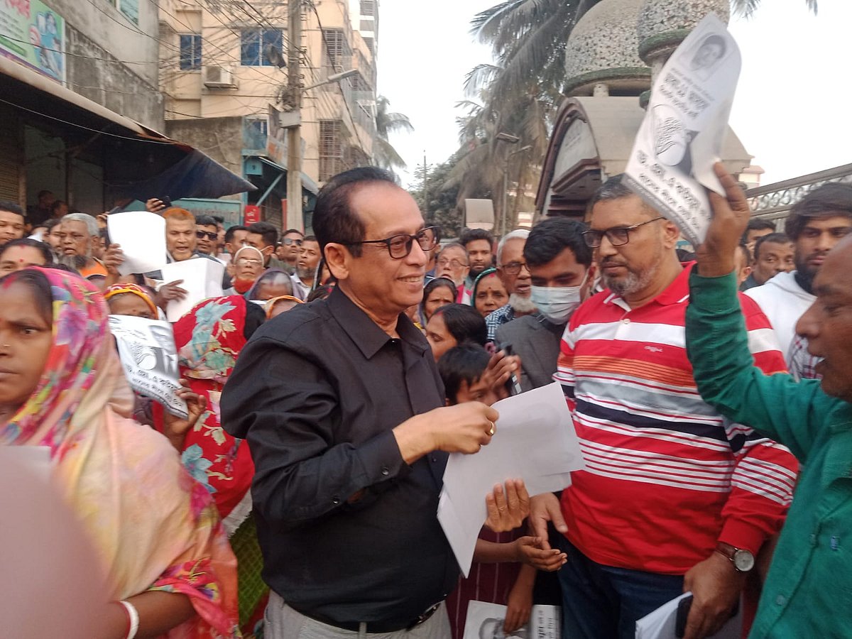 রাজধানীর বেরাইদে ধানের শীষে ভোট চেয়ে প্রচার চালান বিএনপির প্রার্থী এম এ কাইয়ুম। ২৫ জানুয়ারি