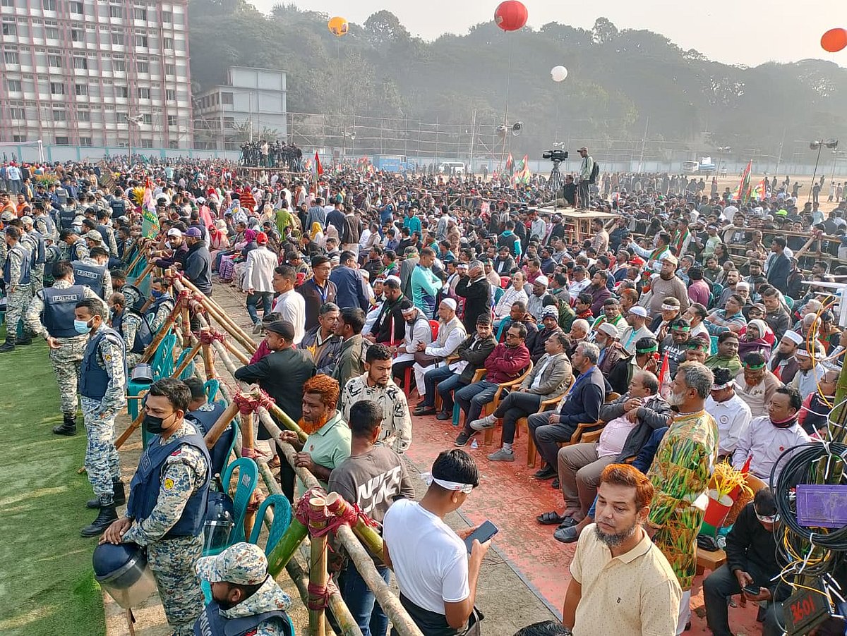 জনসভাস্থলে জড়ো হতে শুরু করেছেন বিএনপি নেতা–কর্মীরা। আজ সকাল সাড়ে আটটায় চট্টগ্রাম নগরের পলোগ্রাউন্ড মাঠে