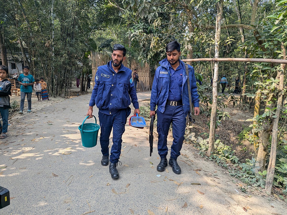শরীয়তপুরে ইউপি চেয়ারম্যান ও তাঁর সমর্থকদের বাড়িতে হামলা, অগ্নিসংযোগের ঘটনায় ৭টি অবিস্ফোরিত ককটেল উদ্ধার করেছে পুলিশ