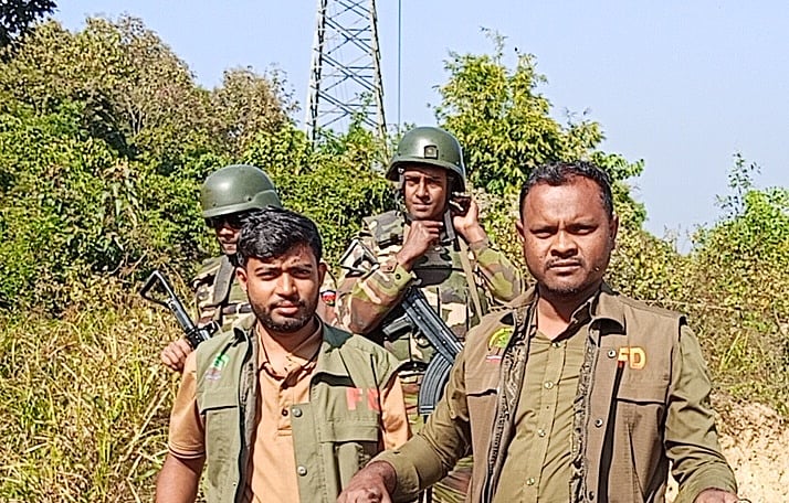 উদ্ধার করা অজগর অবমুক্ত করতে চুনতি অভায়রণ্যে বন বিভাগ ও সেনাবাহিনীর দল। গতকাল বিকেলে চট্টগ্রামের লোহাগাড়া উপজেলায়