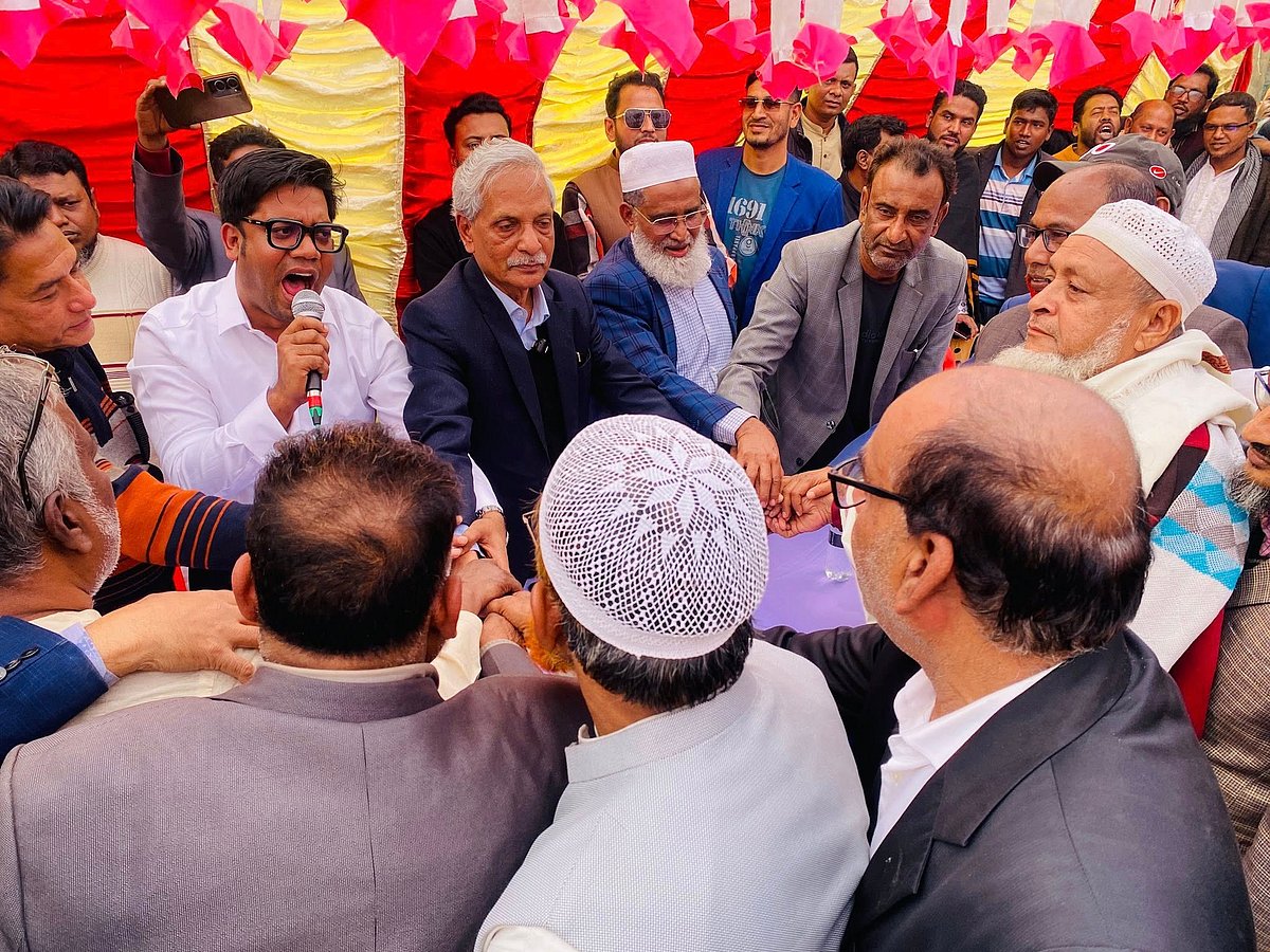 বিরোধ শেষে হাতে হাত মিলিয়ে ঐক্যবদ্ধভাবে ধানের শীষের পক্ষে কাজ করার ঘোষণা দিয়েছেন মাগুরা-২ আসনের বিএনপির নেতারা। একমঞ্চে আসনটিতে বিএনপির প্রার্থী নিতাই রায় চৌধুরী এবং যুবদল নেতা রবিউল ইসলাম (মাইক হাতে) সহ অন্যরা। গত শনিবার মাগুরার মহম্মদপুরে