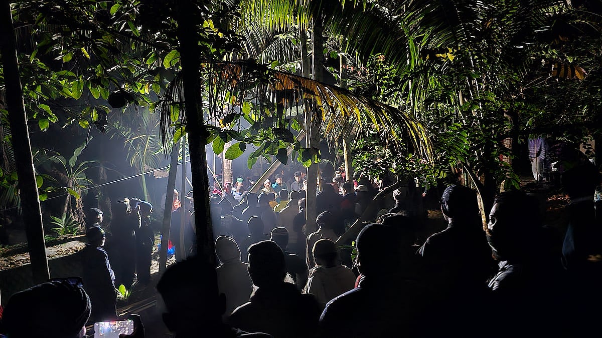 জানাজার নামাজ শেষে পারিবারিক কবরস্থানে পাশাপাশি দাফন করা হয় মা-ছেলেকে। শনিবার দিবাগত রাত ১২টার দিকে বাগেরহাট সদর উপজেলার সাবেকডাঙ্গা গ্রামে