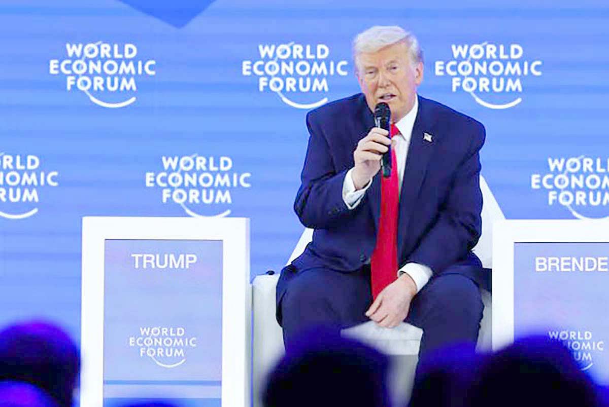 দাভোসে ওয়ার্ল্ড ইকোনমিক ফোরামে বক্তব্য দিচ্ছেন মার্কিন প্রেসিডেন্ট ডোনাল্ড ট্রাম্প