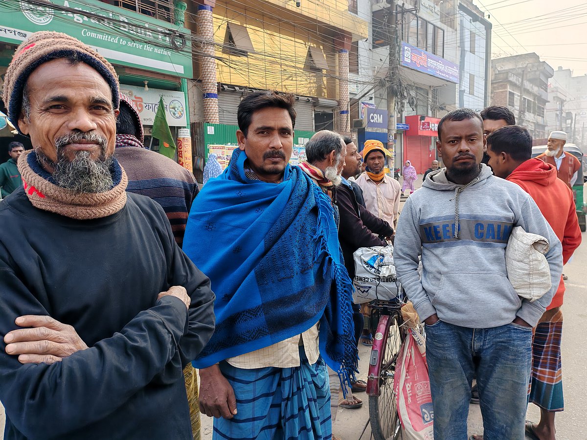 বগুড়ার কলোনি এলাকায় শ্রমের হাটে শ্রম বিক্রি করতে আসা শ্রমিকেরা। গতকাল শনিবার