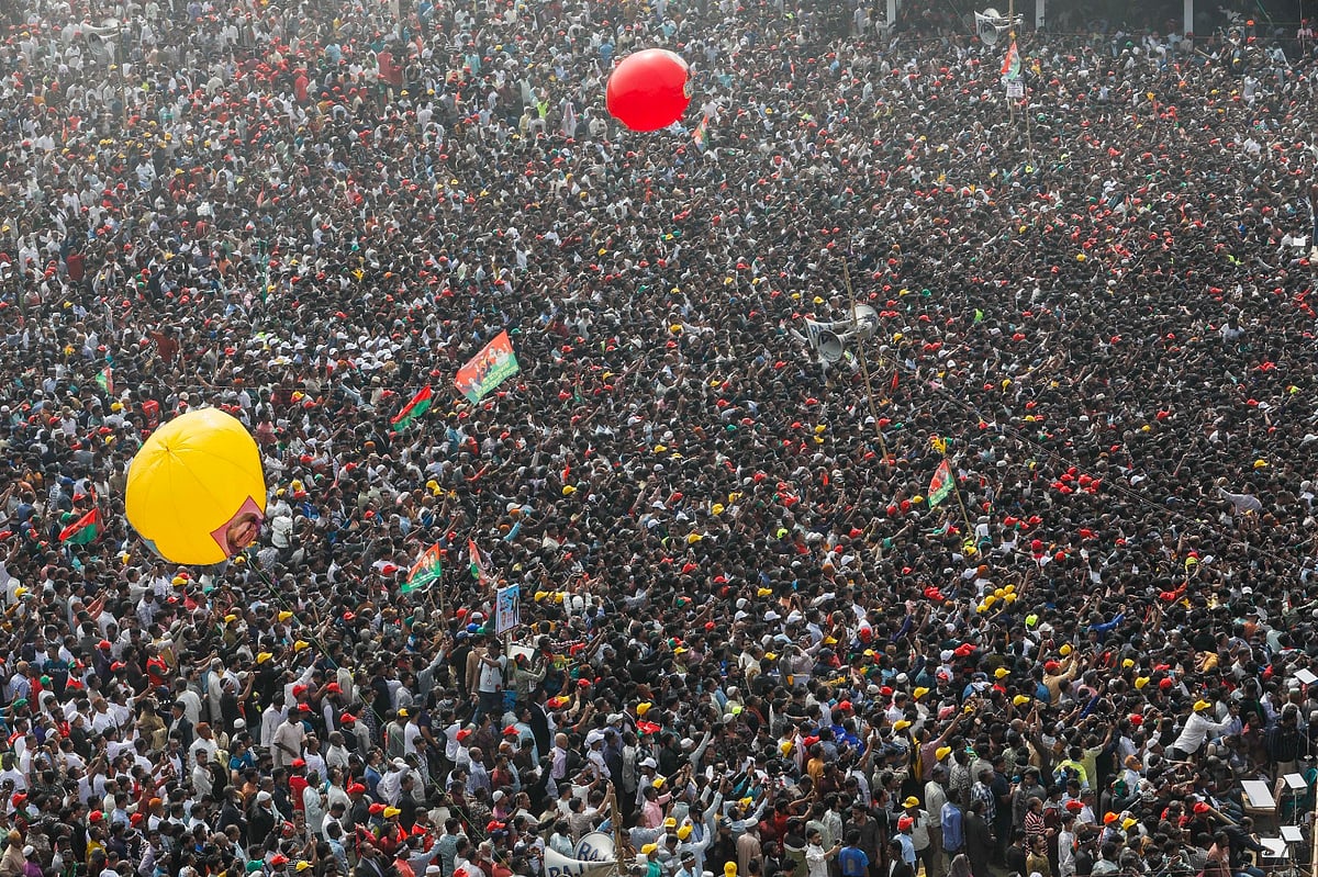 লোকে লোকারণ্য হয়ে উঠে বিএনপির জনসভা। আজ দুপুরে তোলা