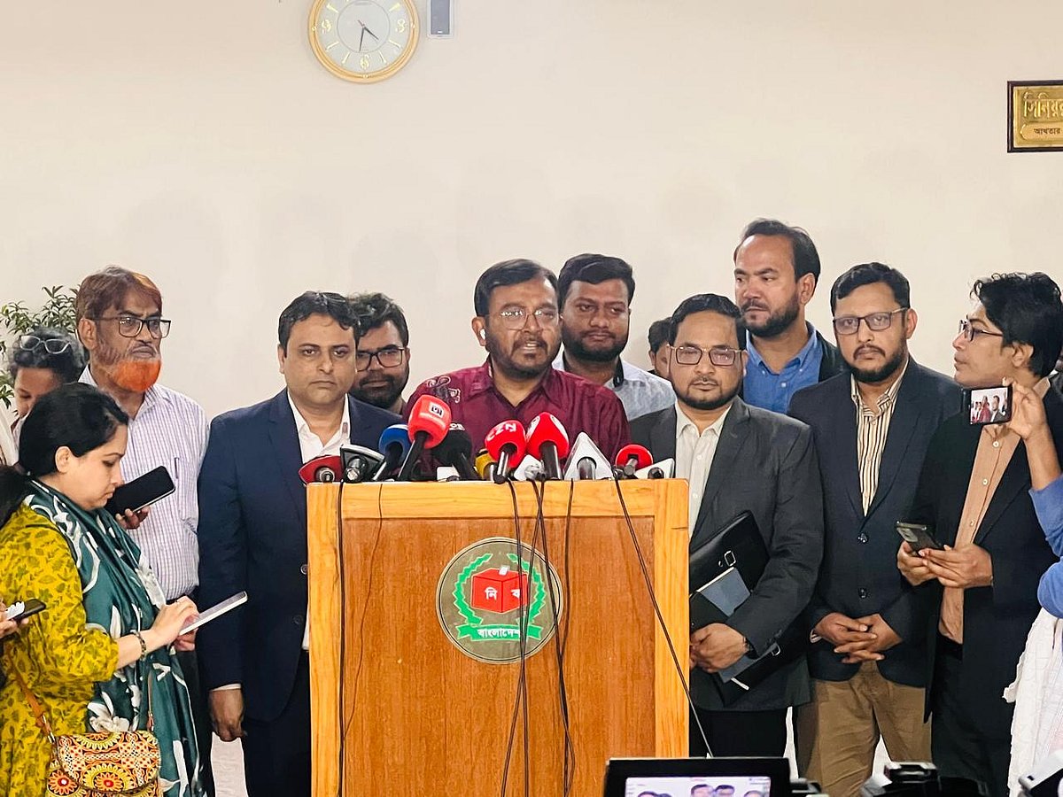 নির্বাচন কমিশন ভবনে সাংবাদিকদের সঙ্গে কথা বলেন এবি পার্টির চেয়ারম্যান মজিবুর রহমান মঞ্জু। ঢাকা, ২৫ জানুয়ারি ২০২৬