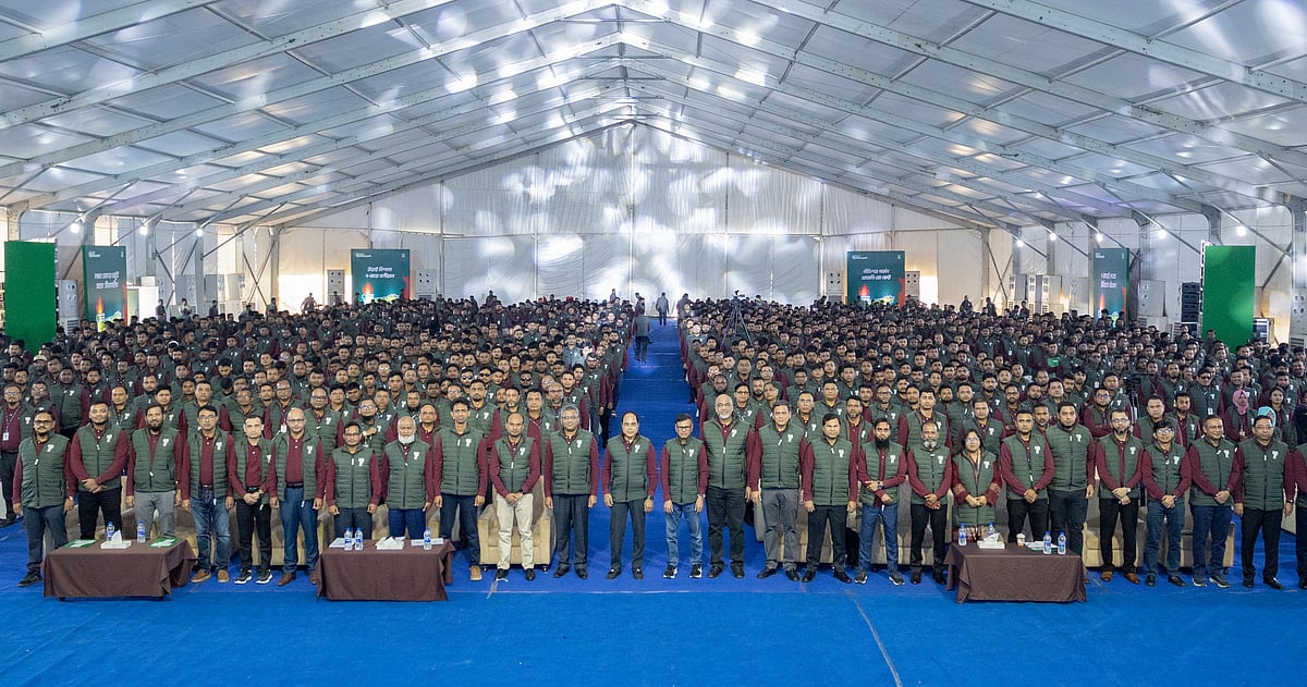 স্কয়ার ফুড অ্যান্ড বেভারেজ লিমিটেডের বার্ষিক বিক্রয় সম্মেলনে দেশের বিভিন্ন অঞ্চল থেকে আগত সেলস অফিসার, টেরিটরি সেলস অফিসার, এরিয়া সেলস ম্যানেজার, রিজিওনাল সেলস ম্যানেজার ও ডিভিশনাল সেলস ম্যানেজাররা অংশ নেন