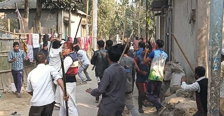 হাতীবান্ধার টংভাঙ্গা গ্রামে বিএনপি ও জামায়াতে ইসলামীর সমর্থকদের সংঘর্ষ। রোববার বিকেলে