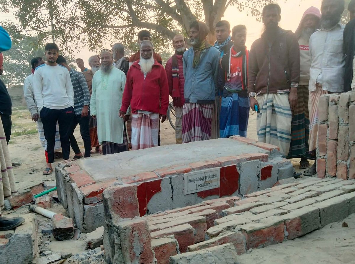 ধসে পড়া বেসিন। আজ রোববার বিকেলে সিরাজগঞ্জ সদরের শালুয়াভিটা হাট এলাকায়