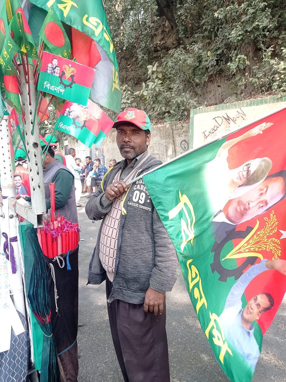 বিভিন্ন দলের পতাকা বিক্রি করে জীবিকা নির্বাহ করেন প্রদীপ দাশ। থাকেন ঢাকার কদমতলী এলাকায়। তবে জীবিকার তাগিদে কোনো সমাবেশ হলেই ছুটে চলেন দেশের নানা প্রান্তে। আজ সকালে চট্টগ্রাম নগরের পলোগ্রাউন্ড এলাকায়