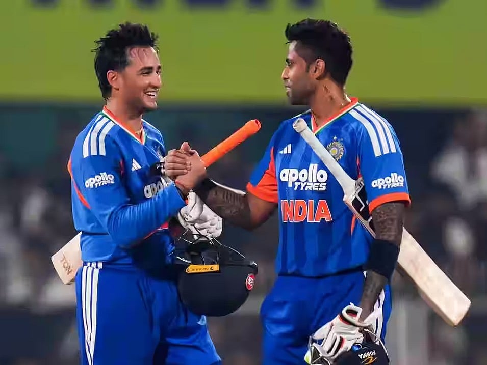 ১০ ওভারেই ভারতকে ম্যাচ জেতানোর পর দুই অপরাজিত ব্যাটসম্যান অভিষেক শর্মা (বাঁয়ে) ও সূর্যকুমার যাদব