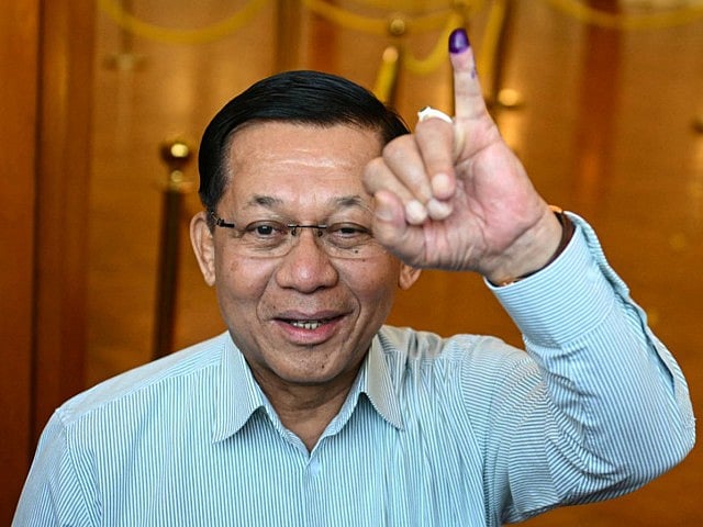 ভোট দেওয়ার পর মিয়ানমারের জান্তাপ্রধান মিন অং হ্লাইং। রাজধানী নেপিডোতে, ২৮ ডিসেম্বর ২০২৫