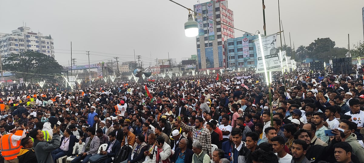 বিএনপির নির্বাচনী সমাবেশে উপস্থিত জনতার একাংশ। রোববার সন্ধ্যায় কুমিল্লার চৌদ্দগ্রাম সদরের এইচ জে সরকারি পাইলট উচ্চবিদ্যালয় মাঠে