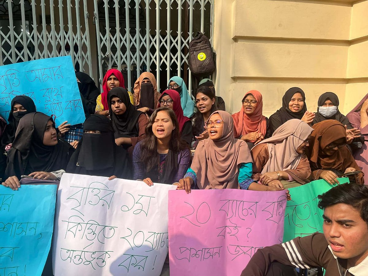 প্রশাসনিক ভবনের সামনে আন্দোলনরত শিক্ষার্থীরা। জগন্নাথ বিশ্ববিদ্যালয় ক্যাম্পাস, ২৫ জানুয়ারি ২০২৬