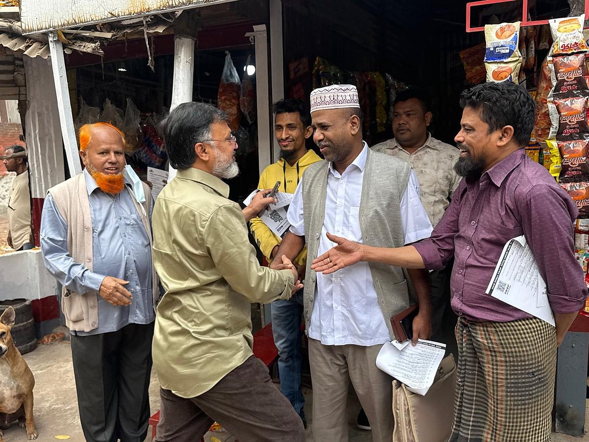 রাজধানীর পশ্চিম শেওড়াপাড়া এলাকায় নির্বাচনী জনসংযোগ করেন বিএনপির প্রার্থী শফিকুল ইসলাম খান