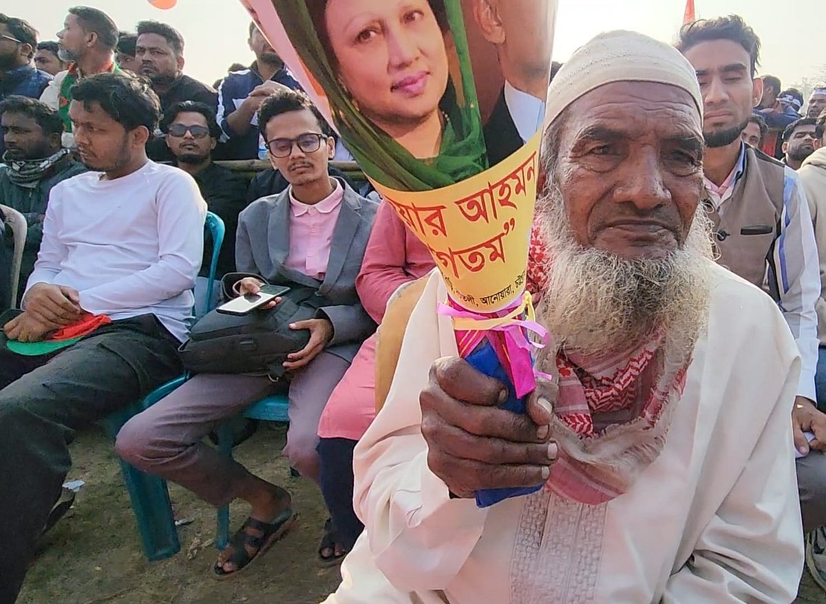 ফুলের তোড়া নিয়ে চট্টগ্রামের বোয়ালখালী থেকে বিএনপির চেয়ারম্যান তারেক রহমানের সমাবেশে এসেছেন আব্দুল হালিম। আজ সকাল সাড়ে আটটার দিকে