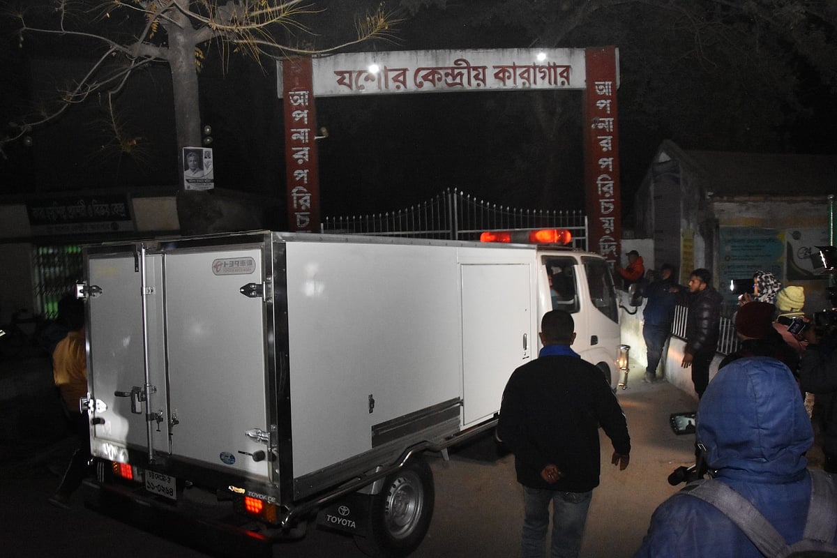 বন্দী জুয়েল হাসান সাদ্দামকে দেখাতে তাঁর স্ত্রী-সন্তানের মরদেহ গতকাল শুক্রবার নেওয়া হয়েছিল ঢাকা কেন্দ্রীয় কারাগারে