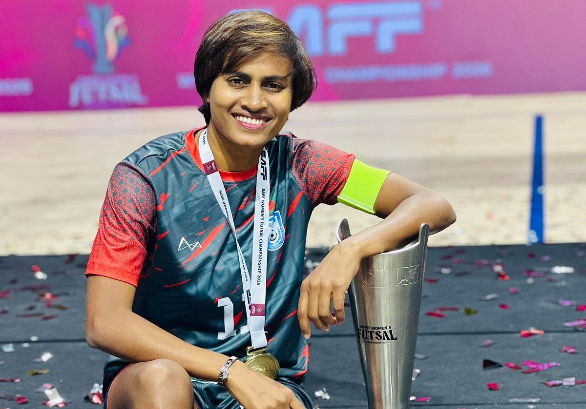 ট্রফি নিয়ে সাবিনা খাতুন