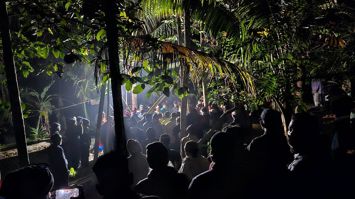 জানাজার নামাজ শেষে পারিবারিক কবরস্থানে পাশাপাশি দাফন করা হয় মা-ছেলেকে। শনিবার দিবাগত রাত ১২টার দিকে বাগেরহাট সদর উপজেলার সাবেকডাঙ্গা গ্রামে