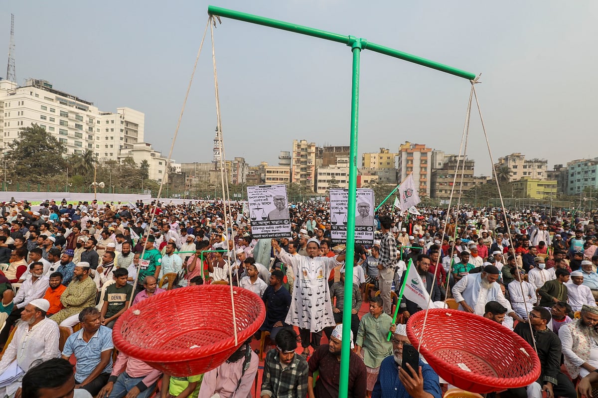 জামায়াতে ইসলামীর নির্বাচনী সমাবেশে দলীয় প্রতীক নিয়ে সমর্থকেরা। গেন্ডারিয়া, ঢাকা