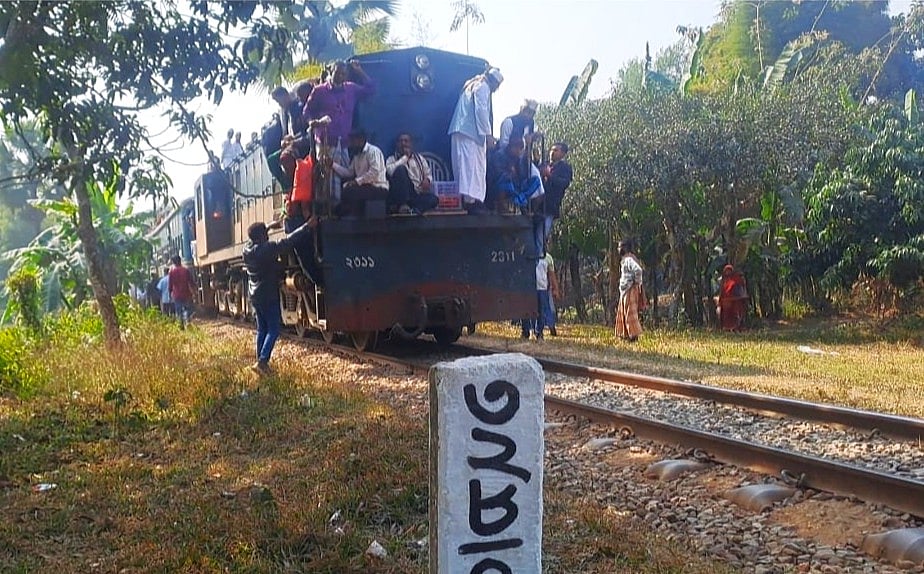 গাজীপুরের শ্রীপুরে চলন্ত ট্রেনের চাকার সঙ্গে থাকা একটি গুরুত্বপূর্ণ স্প্রিং খুলে  স্টেশনের আগেই যায় মহুয়া এক্সপ্রেস। আজ রোববার