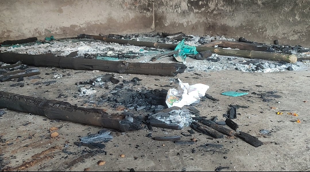 নড়াইলে আগুনে ইসলামী আন্দোলনের নির্বাচনী কার্যালয়ে থাকা আসবাবাপত্র পুড়ে গেছে। গতকাল রোববার রাতে