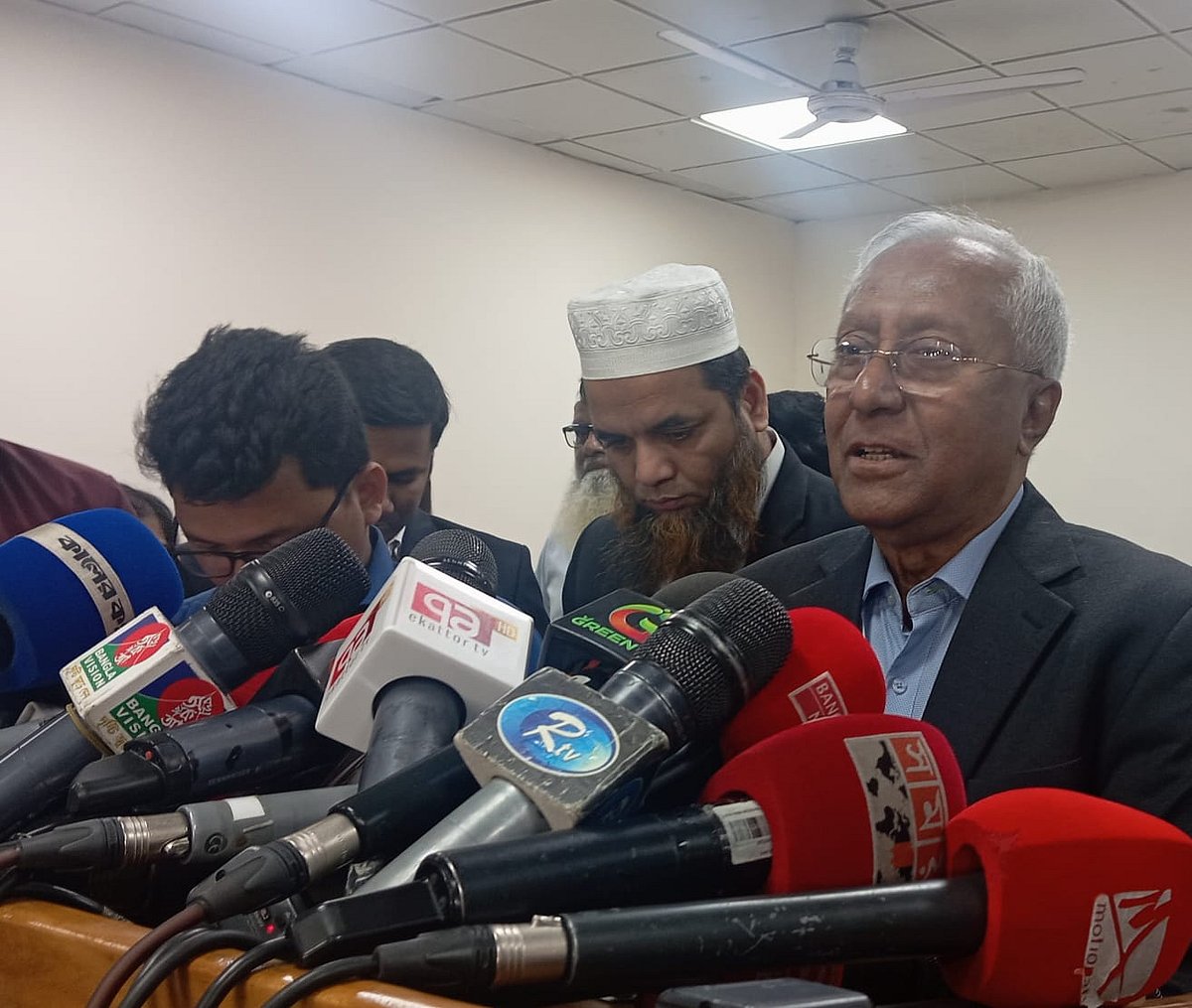 নির্বাচন কমিশন (ইসি) সচিবালয়ের জ্যেষ্ঠ সচিব আখতার আহমেদ। আজ সোমবার রাজধানীর আগারগাঁওয়ে নির্বাচন ভবনে ব্রিফিংয়ে