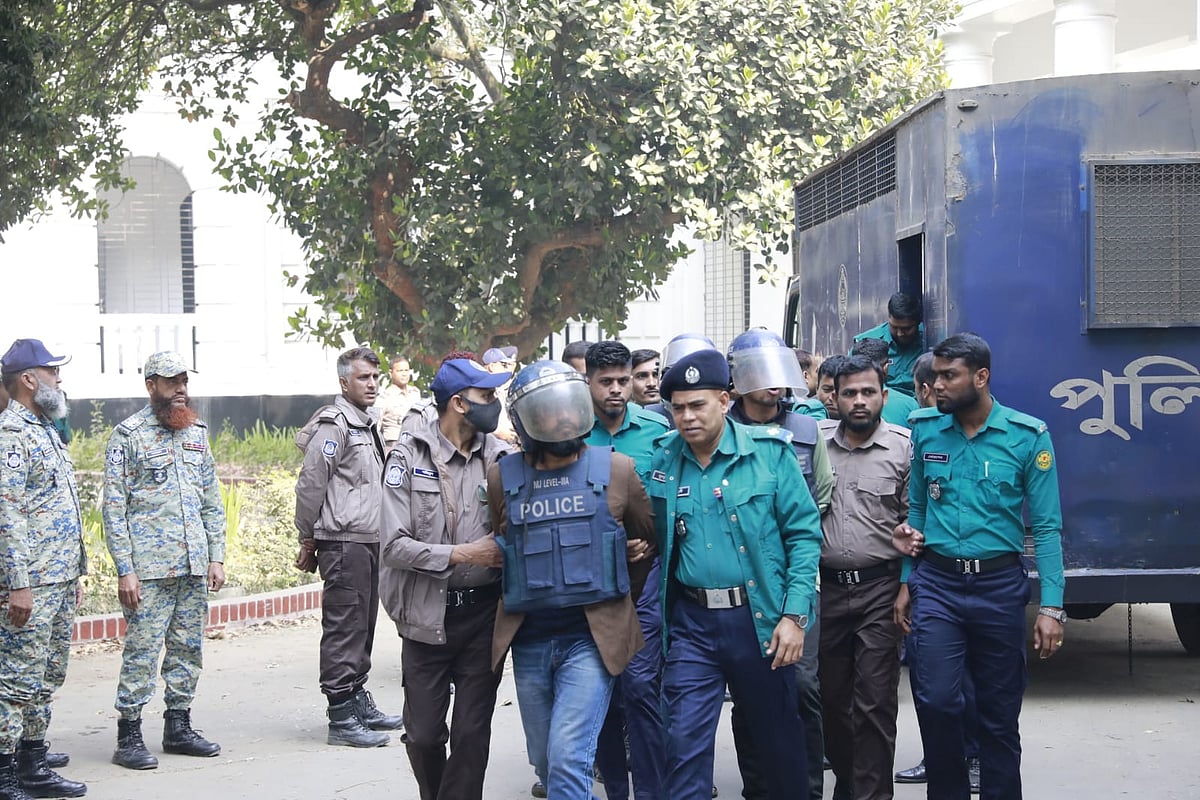 আন্তর্জাতিক অপরাধ ট্রাইব্যুনালে আসামিদের নেওয়া হচ্ছে। আজ সোমবার সকালে