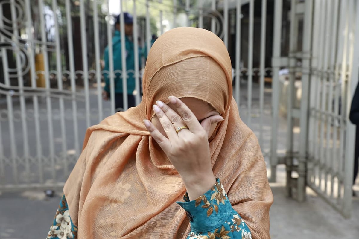 আন্তর্জাতিক অপরাধ ট্রাইব্যুনালে আজ সোমবার চানখাঁরপুল হত্যা মামলার রায়ের পর ছেলের কথা মনে করে আবেগাপ্লুত হয়ে পড়েন শহীদ শাহারিয়ার খান আনাসের মা সানজিদা খান