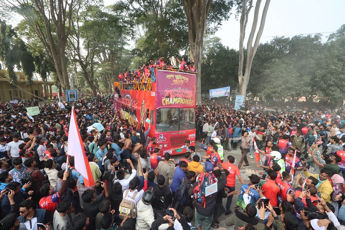 বিপিএলের চ্যাম্পিয়ন রাজশাহী ওয়ারিয়র্স দলের ক্রিকেটারদের ছাদখোলা বাসে সংবর্ধনা। আজ সোমবার দুপুরে রাজশাহী বিশ্ববিদ্যালয়ের প্যারিস রোডে