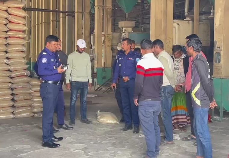 বিসমিল্লাহ অটো রাইস মিলে। আজ সোমবার সকালে ঢাকার ধামরাই পৌরসভার আইঙ্গন এলাকায়