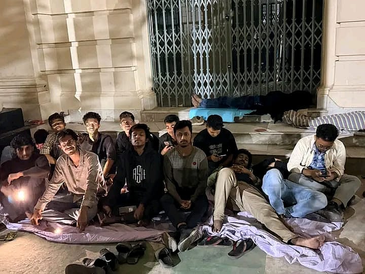 গতকাল রোববার দিবাগত রাতে প্রশাসনিক ভবনের সামনে অবস্থান নিয়ে ছিলেন শিক্ষার্থীরা।