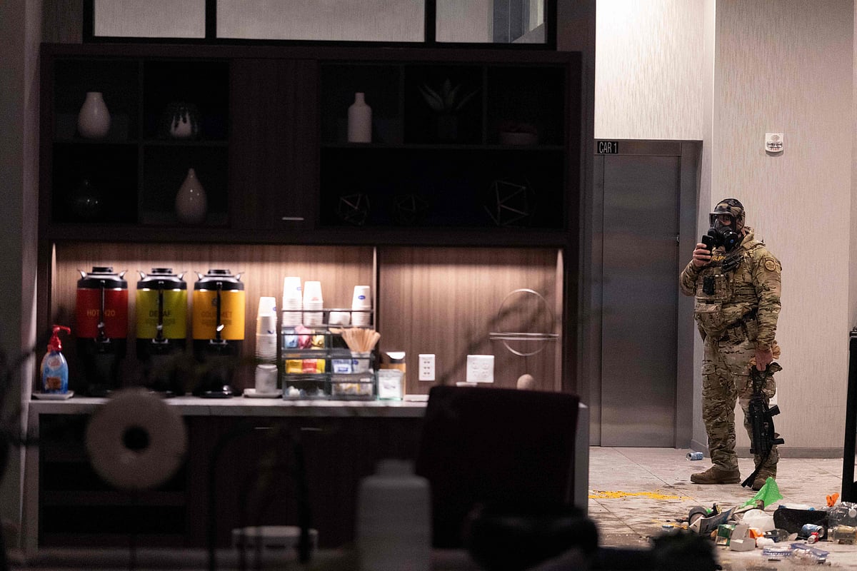 আবাসিক হোটেলে ফেডারেল এজেন্টদের থাকতে দেওয়ার প্রতিবাদে সেখানে ভাঙচুর চালান সাধারণ মার্কিনরা। এ সময় আইসিইর এক সদস্যকে সেখানে সতর্ক অবস্থান নিতে দেখা যায়। ২৫ জানুয়ারি ২০২৬, মিনিয়াপোলিস