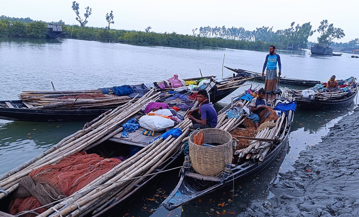 নৌকা–জাল নিয়ে সুন্দরবনে মাছ ধরতে যাওয়ার আগে নির্বাচন নিয়ে আলাপ করছেন কয়রা উপজেলার সুন্দরবনসংলগ্ন এলাকার বাসিন্দারা। গতকাল রোববার কয়রার শাকবাড়িয়া নদীর তীরে