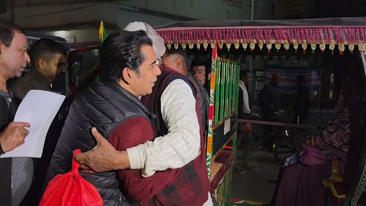 ভোলা শহরের বিভিন্ন বিপণিবিতান ও ফুটপাতে নির্বাচনী প্রচারণা চালান ভোলা-১ আসনের বিজেপি প্রার্থী আন্দালিভ রহমান পার্থ। সোমবার সন্ধ্যায়