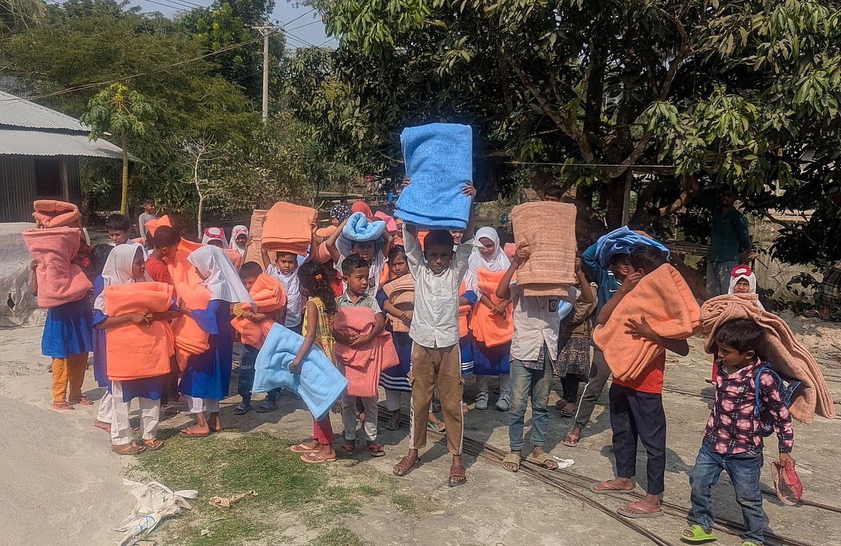 প্রথম আলো ট্রাস্টের উদ্যোগে শীতার্তদের মধ্যে কম্বল বিতরণ করা হয়েছে। আজ সোমবার দুপুর ১২ টার দিকে পটুয়াখালীর বাউফল উপজেলার পশ্চিম বাউফল নুরিয়া সরকারি প্রাথমিক বিদ্যালয়ে