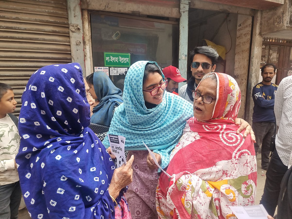 রাজধানীর সবুজবাগের মাদারটেক এলাকায় নির্বাচনী প্রচারে ঢাকা-৯ আসনের স্বতন্ত্র প্রার্থী তাসনিম জারা। গতকাল সোমবার সকালে