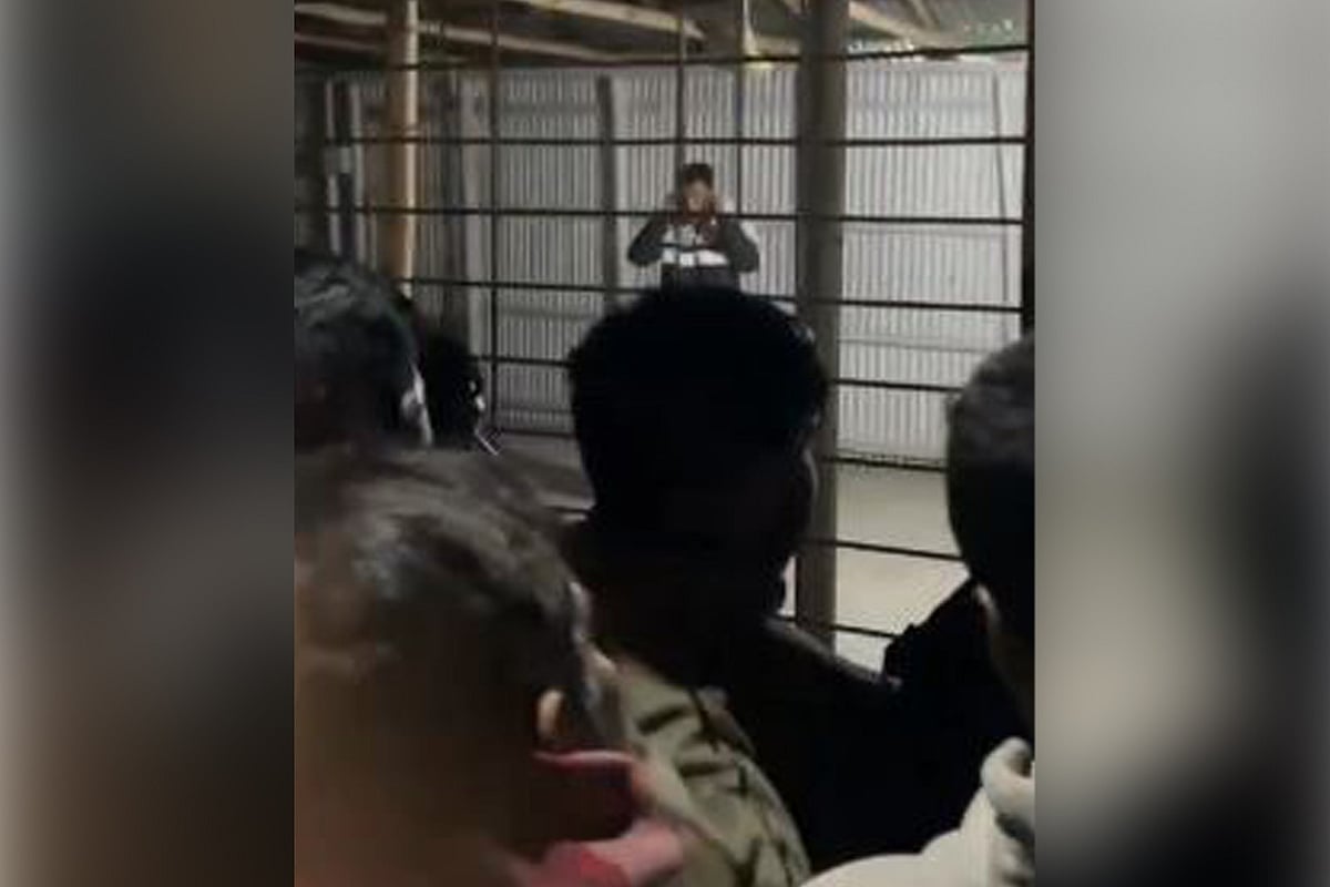 ওই পুলিশ কর্মকর্তাকে কান ধরিয়ে দাঁড় করানোর একটি ভিডিও সামাজিক যোগাযোগমাধ্যমে ফেসবুকে ছড়িয়ে পড়েছে