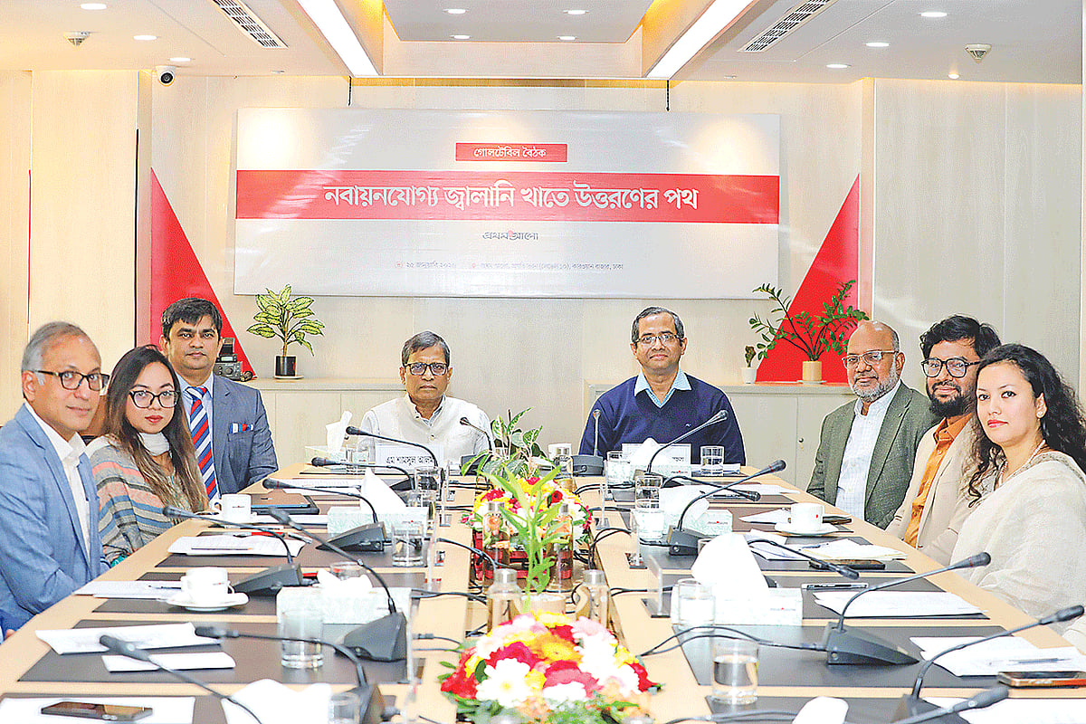 ‘নবায়নযোগ্য জ্বালানি খাতে উত্তরণের পথ’ শীর্ষক গোলটেবিল বৈঠকে (বাঁ থেকে) হাসিবুর রহমান, ফারাহ আনজুম, শফিকুল আলম, এম শামসুল আলম, খন্দকার গোলাম মোয়াজ্জেম, মোস্তফা আল মাহমুদ, নেওয়াজুল মাওলা ও তানজিনা দিলশাদ। গতকাল প্রথম আলো কার্যালয়ে