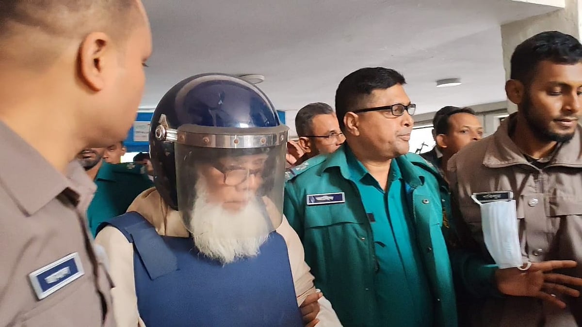 ঢাকা মহানগর জ্যেষ্ঠ বিশেষ জজ আদালতে আজ সোমবার সালমান এফ রহমানকে হাজির করা হয়