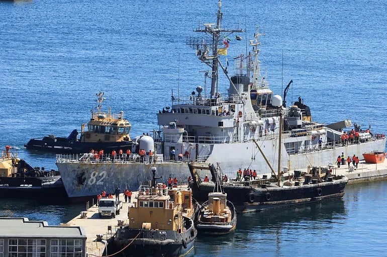 ব্রিকসের যৌথ নৌ মহড়ায় অংশ নিতে প্রস্তুত নিচ্ছে ইরানের একটি যুদ্ধজাহাজ। দক্ষিণ আফ্রিকার সাইমনস টাউন নৌঘাঁটিতে, ১৩ জানুয়ারি ২০২৬