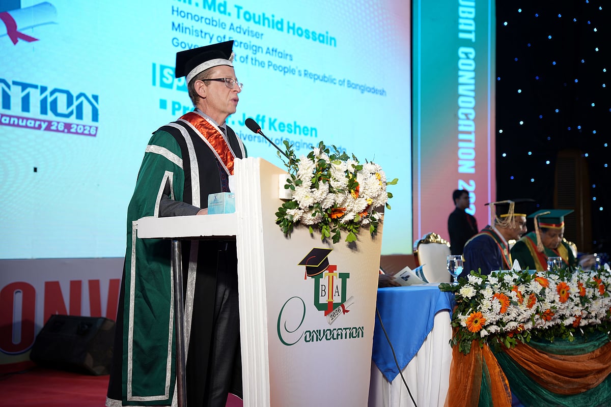 আইইউবিএটির নবম সমাবর্তন অনুষ্ঠানে সমাবর্তন বক্তা কানাডার ইউনিভার্সিটি অব রেজাইনার প্রেসিডেন্ট অধ্যাপক ড. জেফ কেশেন