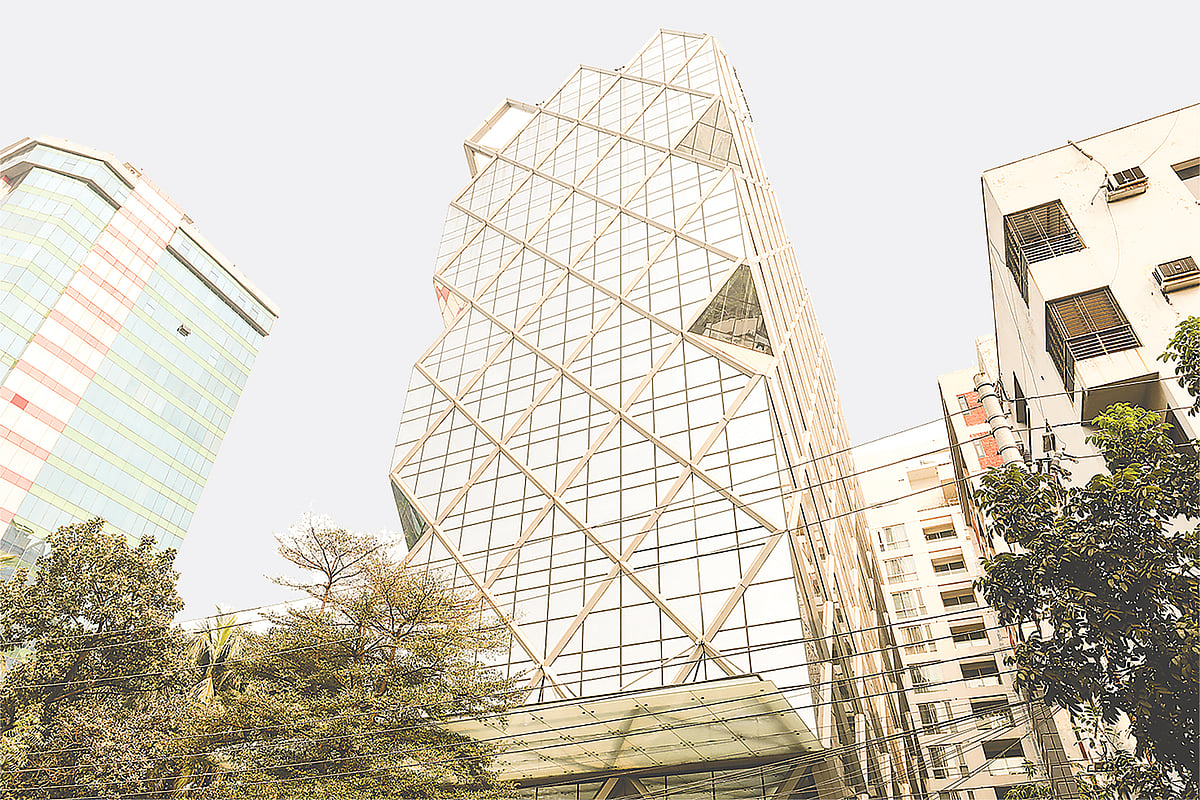 রাজধানীর গুলশানে আধুনিক স্থাপত্যের নান্দনিক নিদর্শন শান্তা হোল্ডিংসের নির্মিত ‘গ্লাস হাউস’। চারপাশে কাচঘেরা আরও ভবন আছে।