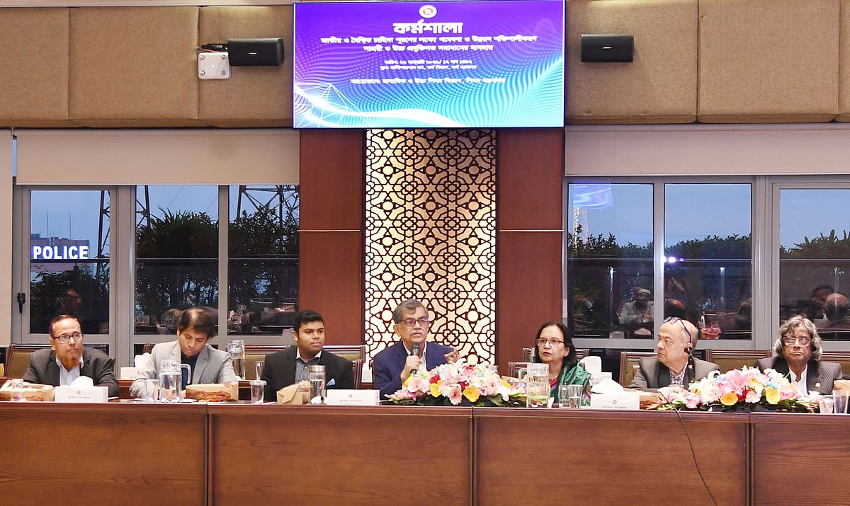 শিক্ষা মন্ত্রণালয় আয়োজিত কর্মশালায় প্রধান অতিথির বক্তব্য দিচ্ছেন শিক্ষা উপদেষ্টা সি আর আবরার। আজ বিকেলে সচিবালয়ে