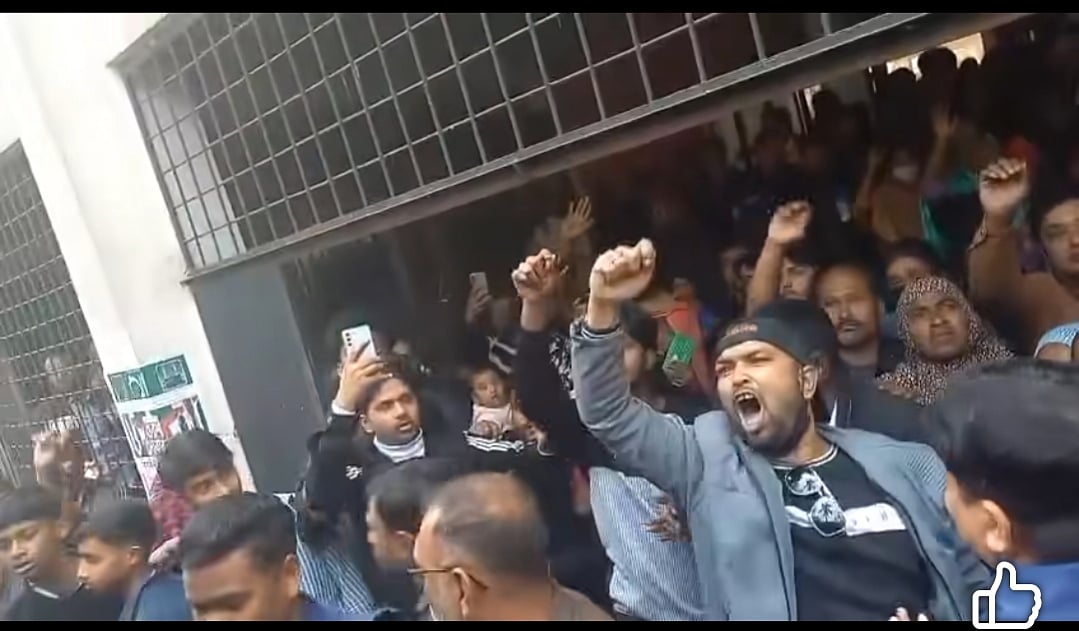 রাজবাড়ী জেলা সভাপতি আদালতে হাজিরা দিয়ে ফেরার সময় তাঁর সমর্থকেরা ‘জয় বাংলা’ স্লোগান দেন। গতকাল রোববার